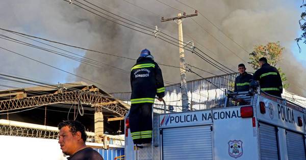 La Nación / MEC activó protocolo y evacuó escuela por incendio de frigorífico