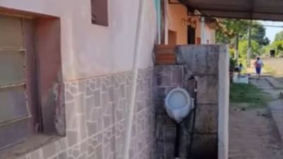 Puso llamativa solución a los que hacen pipí en su pared