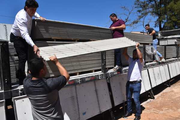 Gobernación distribuye chapas a familias afectadas por temporal - La Clave