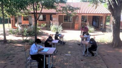 Estudiantes de Quiindy dan clases bajo árboles porque aulas tienen grietas en techos y paredes - Nacionales - ABC Color
