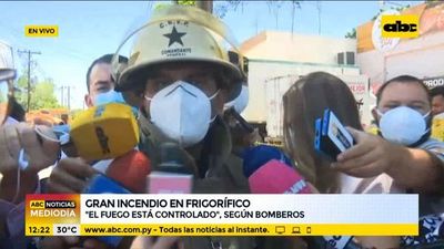 Bomberos controlan incendio en frigorífico Athenas Food - ABC Noticias - ABC Color