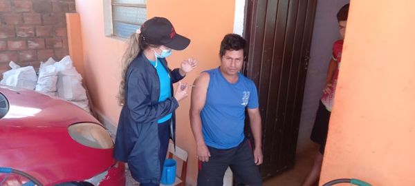 Coronel Oviedo: aplican vacunas anticovid casa por casa ante poca concurrencia en vacunatorio - Nacionales - ABC Color