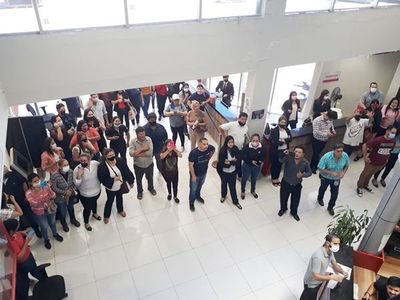 Funcionarios de Municipalidad de San Lorenzo seguirán en paro hasta cobrar salarios | Ñanduti
