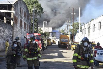 Incendio en Tablada: tres bomberos son asistidos en el hospital del IPS - Nacionales - ABC Color