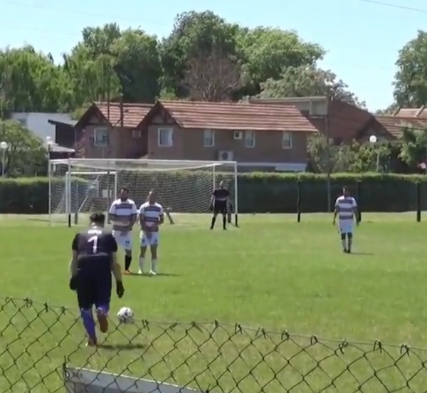 El golazo de un arquero que fue felicitado por Chilavert