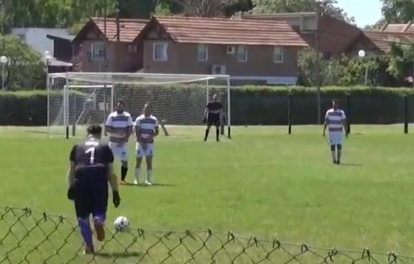 “A lo Chila”: arquero marcó un golazo y fue felicitado por Chilavert