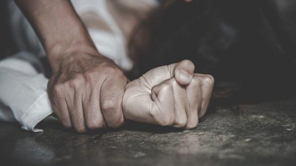 Ofreció llevar a casa a adolescente y abusó de ella en motel