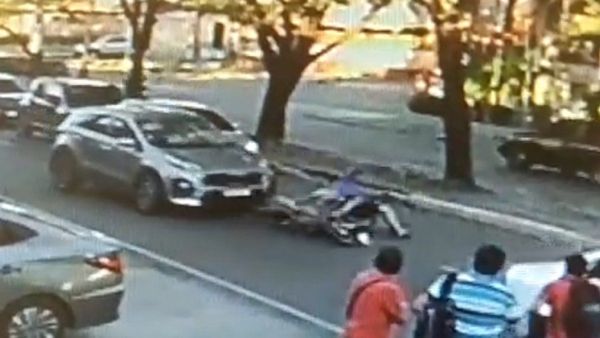 Automovilista embiste a presuntos motochorros tras asalto