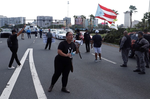 Bloquean una importante avenida de San Juan en protesta contra el plan de deuda - MarketData