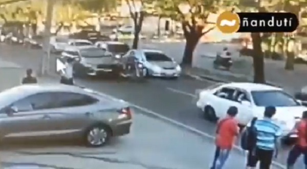Conductor embiste a motochorros luego de cometer atraco