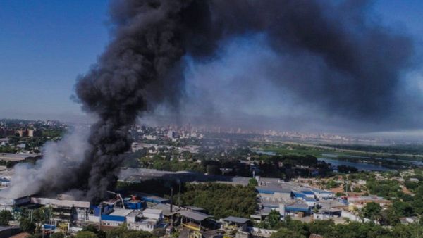Tras incendio, recomiendan seguir evacuación entre 24 y 48 horas más