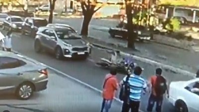 Héroe al volante: Conductor atropelló a supuestos motochorros | Noticias Paraguay