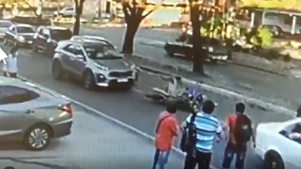 Héroe al volante: Conductor atropelló a supuestos motochorros | Noticias Paraguay