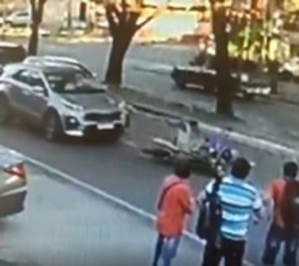 El justiciero sobre ruedas: Conductor chocó a supuestos motochorros - Paraguay.com