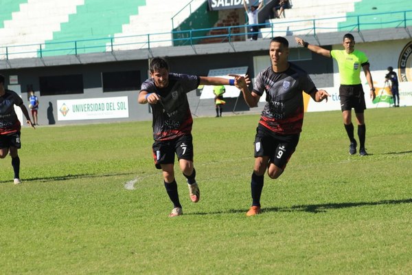 Un 'blooper' encaminó la goleada de Ameliano, que jugará la promoción