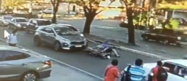 Conductor de una camioneta arrolló a dos motochorros en Asunción