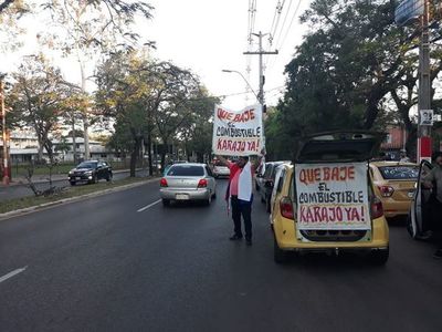 Conductores de plataformas protestan contra suba de combustible - Nacionales - ABC Color