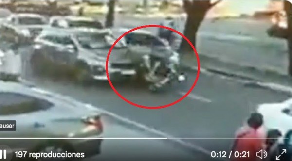 Conductor de una camioneta arrolla a dos motochorros - Noticiero Paraguay