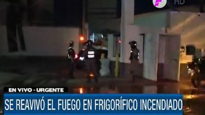 Fuego se reaviva en el frigorífico de Asunción y bomberos verifican el lugar