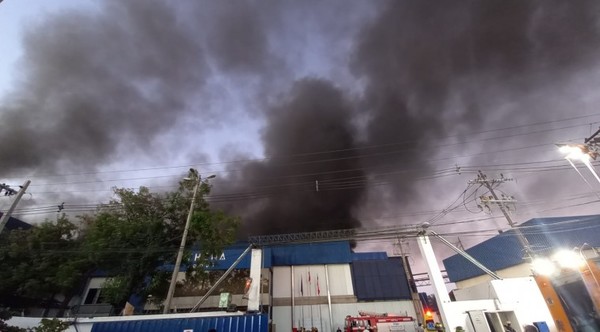 Se incendia frigorífico, hay fuga de amoniaco y no descartan personas atrapadas