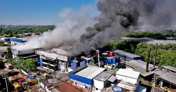 La Nación / Registran focos de calor en frigorífico incendiado en Asunción