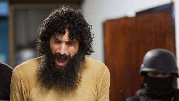 Hombre gato: Expulsan del juicio a acusado de asesinar a su madre y tía porque no dejaba de maullar