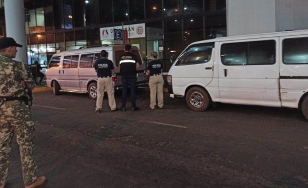 Turba rescató a dos conductores detenidos por contrabando