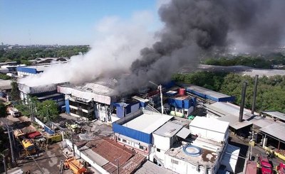 Crónica / ¡HENDY FRIGORÍFICO. Evacuaron un barrio por humo tóxico