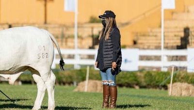 Ganadera de 22 años maneja junto a su madre y hermana su propia cabaña dedicada a la cría de Brahman y Braford