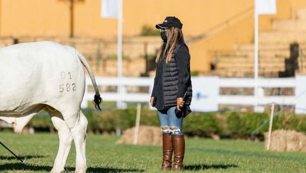 Ganadera de 22 años maneja junto a su madre y hermana su propia cabaña dedicada a la cría de Brahman y Braford