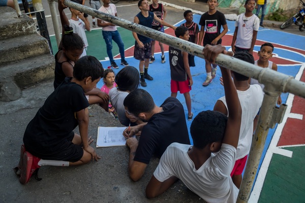 Un 37 % de los jóvenes venezolanos ni estudia ni trabaja, según encuesta nacional - MarketData