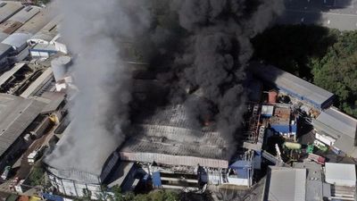 Voraz incendio puso en peligro a vecinos por emisión de gases