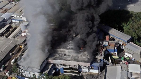 Voraz incendio puso en peligro a vecinos por emisión de gases
