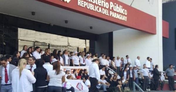 La Nación / Huelga paraliza a la Fiscalía