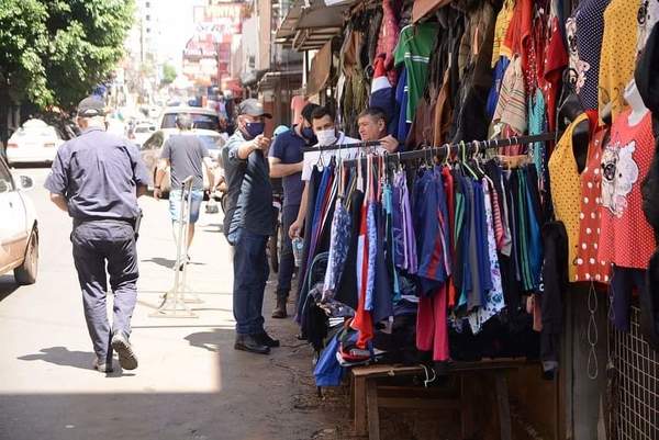 Cerrarán puestos de mesiteros y casilleros que saquen su mercadería a la vía pública - La Clave