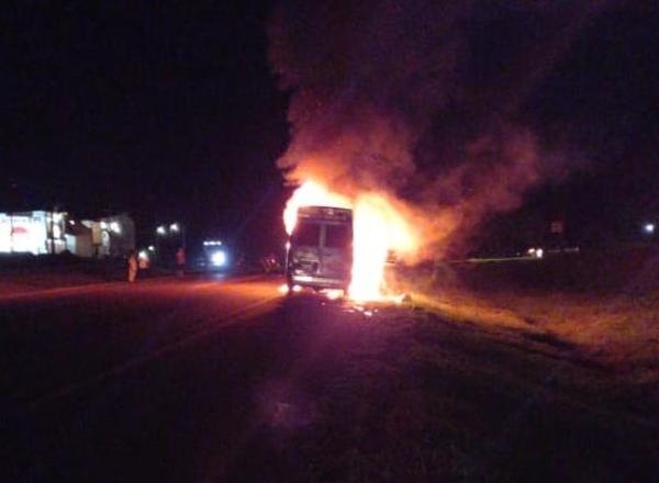 Vehículo se incendia en Minga Guazú