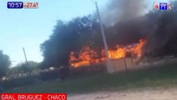 Quiso espantar avispas y terminó quemando su humilde casita
