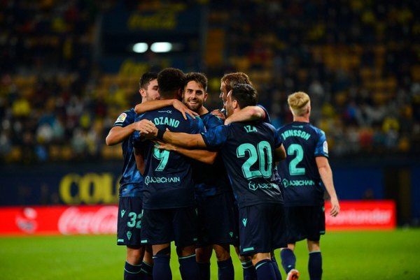 Con Arzamendia en el banco, Cádiz protagoniza un partido ante el Villarreal