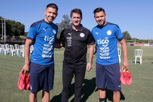 Los Romero ya entrenan en Albiróga y tuvieron primer contacto con Barros Schelotto