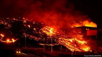 Sigue la actividad del volcán Cumbre Vieja en La Palma y aumenta la altura de las coladas