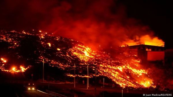 Sigue la actividad del volcán Cumbre Vieja en La Palma y aumenta la altura de las coladas
