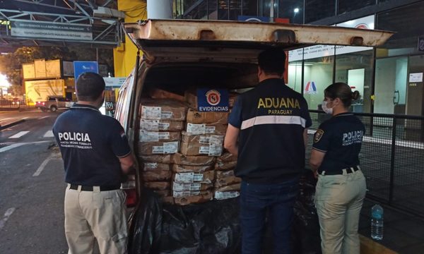 Turba de contrabandistas ataca a agentes de Delitos Económicos e intenta rescatar mercadería incautada – Diario TNPRESS
