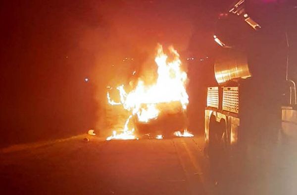 Furgón se incendia en plena Ruta PY02 - ABC en el Este - ABC Color