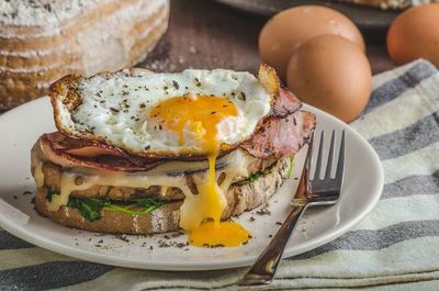 Sigue esta receta y tendrás el mejor croque madame en tu plato  - Gastronomía - ABC Color
