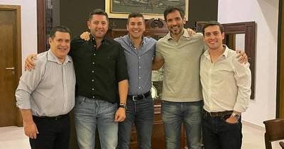 La Nación / Roque Santa Cruz, ¿en política?: “Noche con grandes amigos, hay equipo”