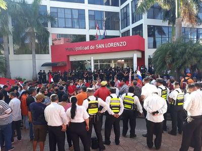 Funcionarios de Municipalidad de San Lorenzo siguen protestando para exigir el pago de salarios - Nacionales - ABC Color