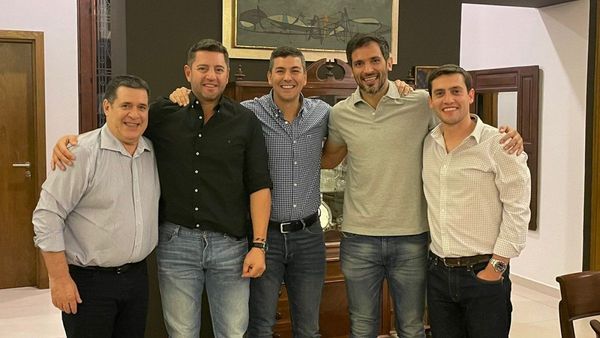 Roque Santa Cruz se muestra con Horacio Cartes y la dupla presidencial de HC