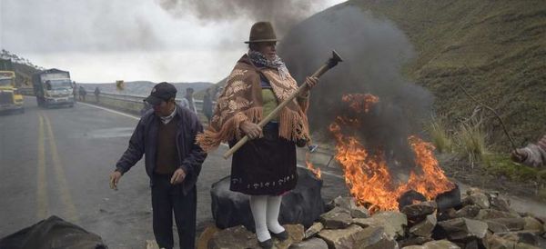 Indígenas de Ecuador bloquean vías en segundo día de protestas contra política económica