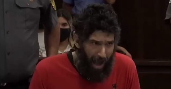 Femicida que se cree gato no dejó de maullar durante el juicio en su contra y obligó a suspenderlo - SNT