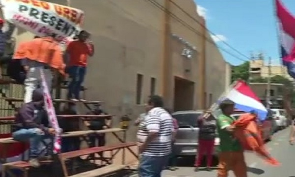 Funcionarios sitian la Municipalidad de San Lorenzo - SNT